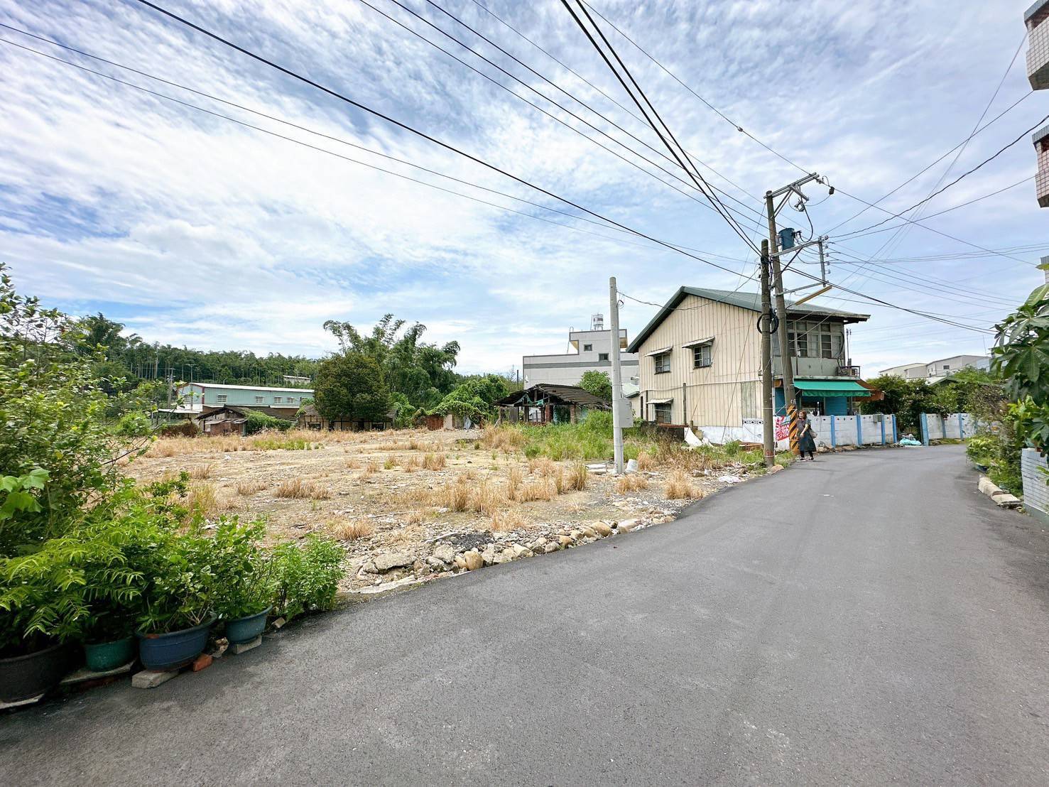 近梅山鄉公所前後路大建地
