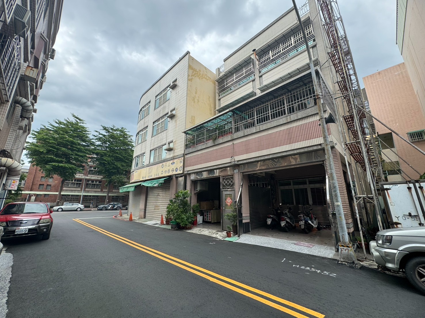 ?前鎮 草衙商圈 臨10米路邊間美透天?
