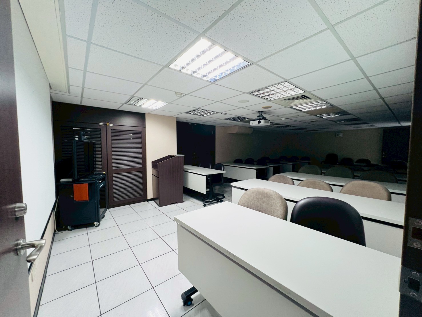 琪琪?推~近火車站市區77商辦大樓金融公司行號歡迎入主