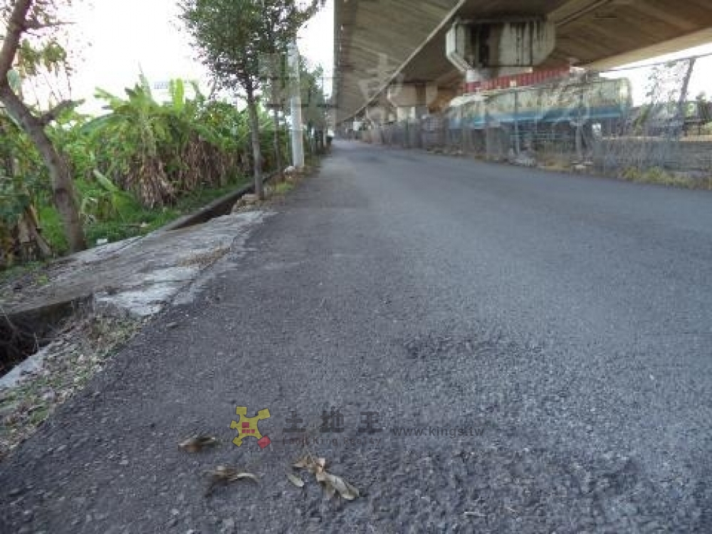 芬園.彰化~國3旁嘉興段田~近預定溪尾橋.有合法簡易農舍.拖板車可達