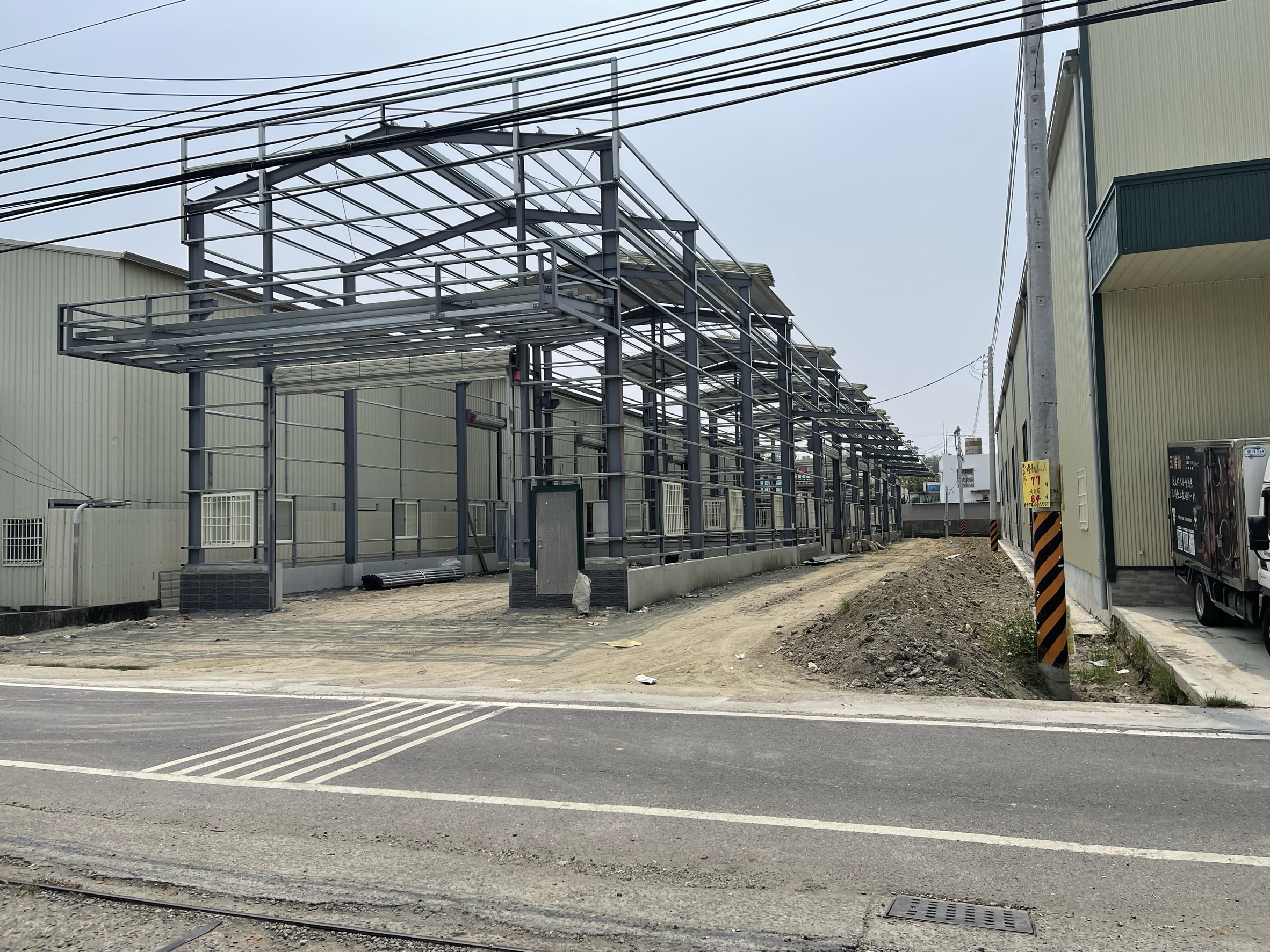 大寮交流道下光華路口84坪興建中廠房（陳美鳳）